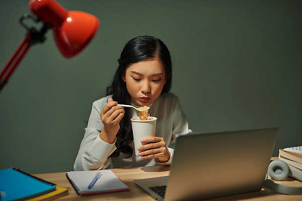 포토 JPG 해외이미지 여자 실내 한명 들기 동양인 상반신 성인 앞모습 노트북 식사 업무 비즈니스우먼 불기 먹기 야근 컵라면 성인여자한명만 해외포토 1 뷰포인트 비즈니스 모션 사람 인종 내부 전자제품 라면 작업 직장인 여자한명만 성인여자만 파일형식 이미지허브