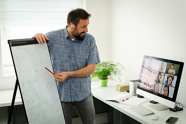 포토 JPG 해외이미지 백인 학생 교육 남자 어린이 40대 인터넷 통신 교실 학교 회의 수업 거리 주택 미소 사람 여러명 노트북 스터디 컴퓨터 스크린 교사 헤드폰 업무 그룹 온라인 진짜 프리랜서 해외포토 서양인 직업 중년 음향기기 다수 비즈니스 표정 건물 전자제품 학습 작업 파일형식 이미지허브