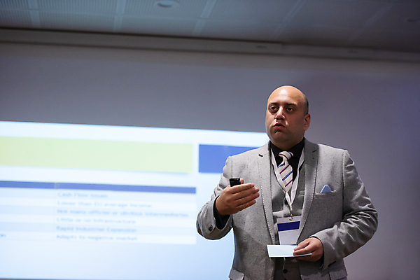 포토 JPG 해외이미지 남자 실내 말하기 한명 들기 정장 상반신 성인 앞모습 비즈니스맨 강의 강당 세미나 성인남자한명만 해외포토 1 옷 뷰포인트 비즈니스 모션 사람 내부 직장인 남자한명만 성인남자만 파일형식 이미지허브