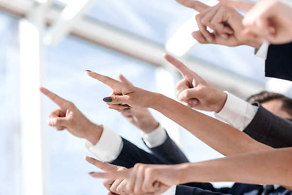 포토 JPG 해외이미지 손 정장 아웃포커스 신체부위 가리킴 소프트포커스 해외포토 옷 촬영기법 사람 손짓 파일형식 이미지허브