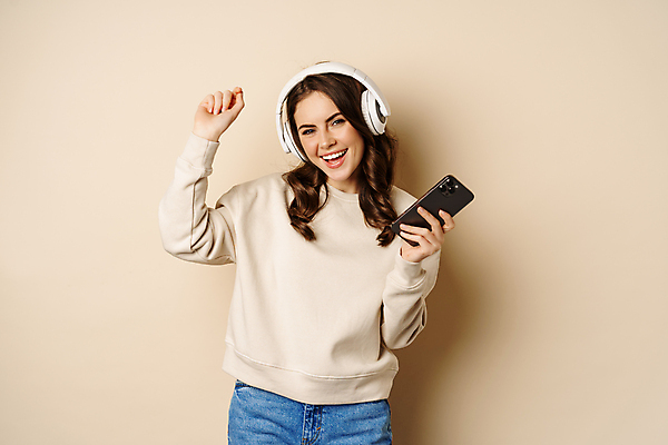 포토 JPG 해외이미지 여자 실내 한명 웃음 들기 상반신 성인 앞모습 스마트폰 헤드셋 춤 즐거움 노래감상 성인여자한명만 해외포토 1 감정 뷰포인트 음향기기 모션 문화예술 표정 사람 내부 핸드폰 스마트기기 헤드폰 음악감상 여자한명만 성인여자만 파일형식 이미지허브