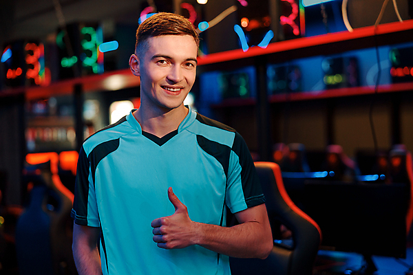 포토 JPG 해외이미지 남자 의자 한명 상반신 성인 취미 앞모습 경쟁 게임 사이버 따봉 게이머 성인남자한명만 해외포토 1 뷰포인트 가구 컨셉 놀이 사람 최고 남자한명만 성인남자만 파일형식 이미지허브