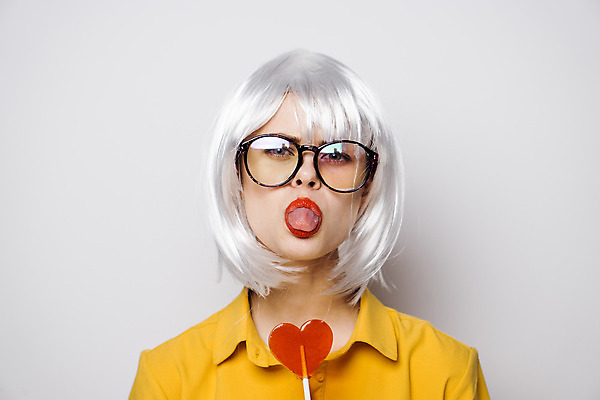 포토 JPG 해외이미지 여자 막대사탕 한명 상반신 성인 앞모습 하트 은색 가발 메롱 성인여자한명만 안경낌 힙스터 해외포토 모양 1 패션 안경 뷰포인트 컬러 모션 사탕 사람 여자한명만 성인여자만 파일형식 이미지허브