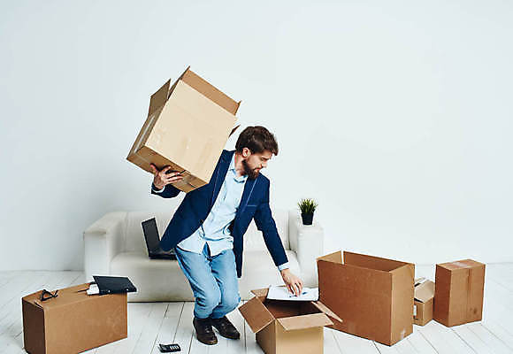 포토 JPG 해외이미지 전신 백인 남자 실내 한명 들기 성인 앞모습 상자 소파 비즈니스맨 운반 이사 이삿짐 짐싸기 성인남자한명만 해외포토 서양인 1 뷰포인트 의자 비즈니스 모션 사람 내부 직장인 남자한명만 성인남자만 파일형식 이미지허브