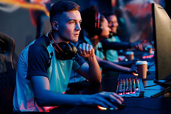 포토 JPG 해외이미지 여자 남자 상반신 성인 취미 옆모습 세명 모니터 헤드셋 경쟁 게임 키보드 마우스 사이버 게이머 테이크아웃컵 성인만 해외포토 뷰포인트 음향기기 컨셉 놀이 사람 컵 컴퓨터 컴퓨터용품 헤드폰 파일형식 이미지허브