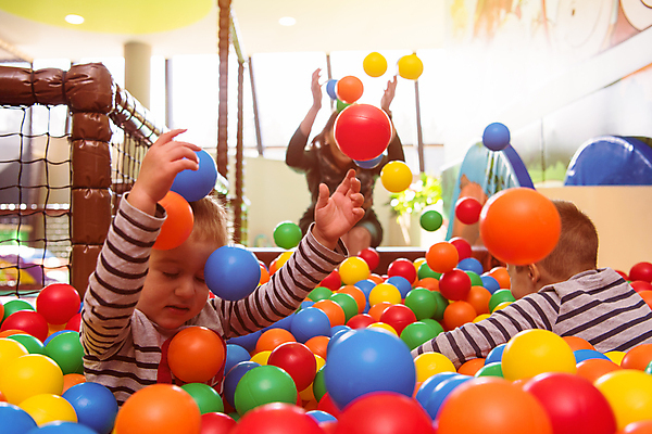 포토 JPG 해외이미지 여자 남자 공 난간 소년 상반신 성인 세명 햇빛 눈감음 놀이방 망 던지기 미끄럼틀 즐거움 볼풀 볼풀장 해외포토 감정 어린이 모션 사람 태양 놀이기구 파일형식 이미지허브