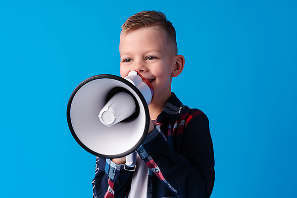 포토 JPG 해외이미지 서양인 응시 남자 어린이 실내 한명 들기 소년 상반신 앞모습 옆모습 확성기 파란배경 소년한명만 해외포토 외국인 1 시선 뷰포인트 백그라운드 모션 사람 내부 파란색 남자한명만 소년만 파일형식 이미지허브