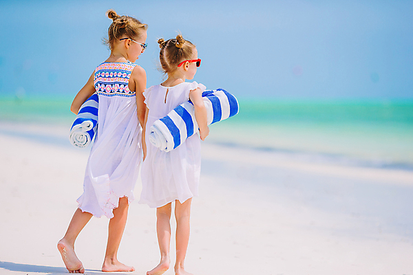 포토 JPG 해외이미지 주간 전신 백인 라이프스타일 여자 수영복 어린이 섬 여행 휴식 들기 해변 야외 두명 뒷모습 여름휴가 바캉스 선글라스 담요 자매 몰디브 소녀만 해외포토 자연요소 서양인 옷 아시아 안경 바다 뷰포인트 컨셉 가족 모션 휴가 사람 생활 여자만 어린이만 파일형식 여름_계절 이미지허브