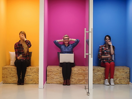 포토 JPG 해외이미지 전신 여자 벽 들기 앉기 손짓 성인 세명 노트북 스마트폰 태블릿 사무실 가림 업무 비즈니스우먼 귀막기 성인여자만 해외포토 비즈니스 모션 사람 전자제품 핸드폰 스마트기기 작업 직장인 여자만 성인만 파일형식 이미지허브