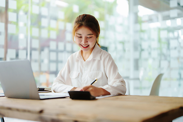 포토 JPG 해외이미지 여자 비즈니스 한명 미소 앉기 동양인 상반신 성인 옆모습 노트북 펜 잡기 비즈니스우먼 성인여자한명만 해외포토 1 뷰포인트 모션 표정 사람 인종 전자제품 필기구 직장인 여자한명만 성인여자만 파일형식 이미지허브