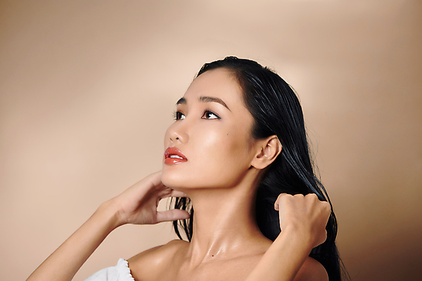 포토 JPG 해외이미지 응시 여자 실내 무표정 한명 손짓 상반신 성인 옆모습 뷰티 성인여자한명만 갈색배경 해외포토 1 시선 감정 뷰포인트 백그라운드 모션 표정 사람 내부 갈색 여자한명만 성인여자만 파일형식 이미지허브