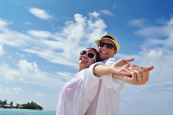 포토 JPG 해외이미지 주간 전신 라이프스타일 커플 여자 남자 데이트 휴식 사랑 웃음 상반신 성인 해변 야외 두명 옆모습 여름 선글라스 손잡기 맑음 성인만 해외포토 자연요소 계절 감정 안경 바다 뷰포인트 컨셉 관계 모션 날씨 표정 사람 생활 파일형식 이미지허브