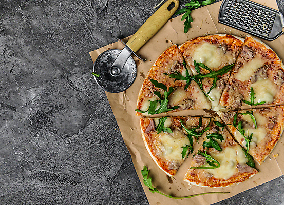 포토 JPG 해외이미지 피자 사람없음 참치 루꼴라 모짜렐라치즈 수제피자 피자칼 핸드메이드 그레이터 해외포토 채소 주방용품 치즈 패스트푸드 서양음식 어류 파일형식 이미지허브