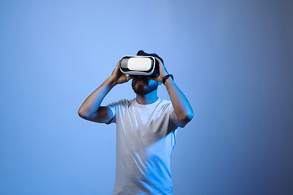 포토 JPG 해외이미지 남자 한명 상반신 성인 앞모습 잡기 스마트 하이테크 착용 웨어러블 가상현실 성인남자한명만 오큘러스 VR기기 해외포토 1 뷰포인트 컨셉 모션 기술 사람 기계 남자한명만 성인남자만 파일형식 이미지허브