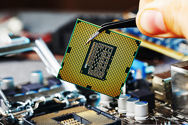 포토 JPG 해외이미지 손 과학 미래 들기 신체부위 디지털 장비 과학기술 전자 공학 마더보드 메인보드 전자부품 하드웨어 해외포토 교육 컨셉 모션 기술 사람 컴퓨터 부속품 파일형식 이미지허브