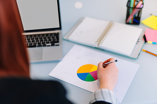 포토 JPG 해외이미지 직업 1 라이프스타일 여자 행복 인터넷 비즈니스 사업가 탁자 노동자 거리 주택 실내 한명 미소 사람 성인 노트북 학습 컴퓨터 사무실 알약 디지털 공책 타이핑 업무 비즈니스우먼 네트워크 스마트 책상 부름 멀리 온라인 소셜 온라인강의 프리랜서 해외포토 교육 감정 가구 컨셉 모션 문구용품 표정 내부 건물 생활 전자제품 약 작업 직장인 강의 파일형식 언택트 이미지허브