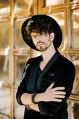 포토 JPG 해외이미지 백인 1 무기 얼굴 포즈 창문 팔찌 수염 갈색머리 한명 서기 야외 목재 검은색 재킷 닫기 콧수염 교차 해외포토 서양인 나무 헤어스타일 컬러 재료 장신구 모션 사람 신체부위 외투 파일형식 이미지허브