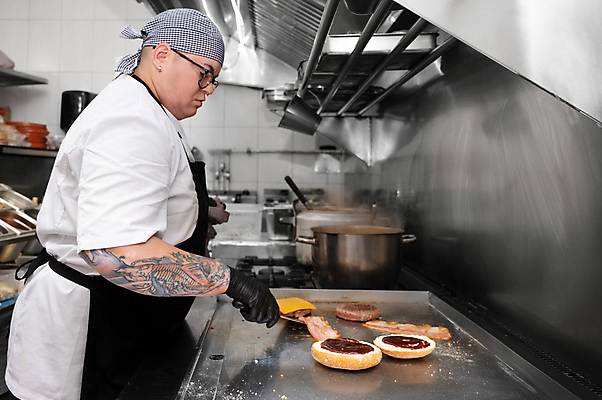 포토 JPG 해외이미지 직업 음식 재료 청소년 직장 패스트푸드 실내 샌드위치 육류 요리 한명 서기 사람 성인 가로 주방 식당 요리사 식사 햄버거 작업 전문직 그릴 상품 종업원 서비스 속도 준비 방법 번 음식준비 치즈버거 해로움 카피스페이스 중소기업 맛있는 해외포토 1 빵 컨셉 식재료 회사 모션 주방용품 내부 상점 공백 인스턴트 파일형식 이미지허브