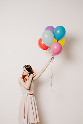 포토 JPG 해외이미지 응시 여자 실내 한명 들기 상반신 성인 앞모습 기쁨 흰배경 풍선 성인여자한명만 해외포토 1 시선 감정 뷰포인트 백그라운드 모션 사람 내부 흰색 여자한명만 성인여자만 파일형식 이미지허브