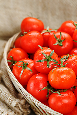 포토 JPG 해외이미지 토마토 방울토마토 실내 사람없음 바구니 삼베 가득함 담기 해외포토 채소 모션 내부 파일형식 천_직물 이미지허브