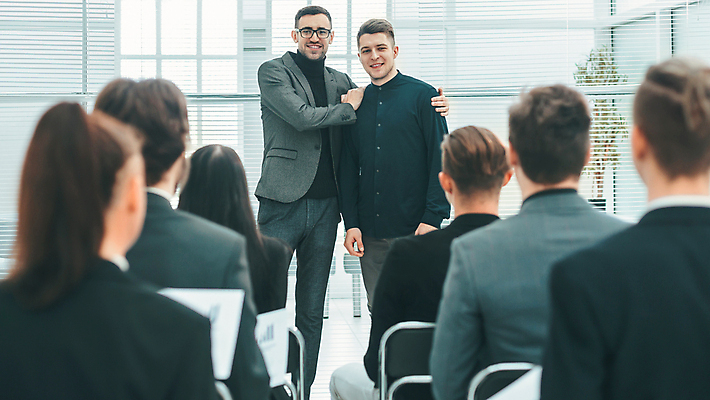 포토 JPG 해외이미지 직업 남자 행복 회사 비즈니스 통신 응원 성공 협력 실내 서기 사람 여러명 사무실 강사 흰색 축하 인사 업무 비즈니스맨 비즈니스우먼 발표 그룹 대표 종업원 동료 직원 승진 떨림 세미나 줄서기 지원 프로젝트 해외포토 여자 감정 컬러 다수 컨셉 관계 모션 내부 예절 작업 직장인 파일형식 이미지허브