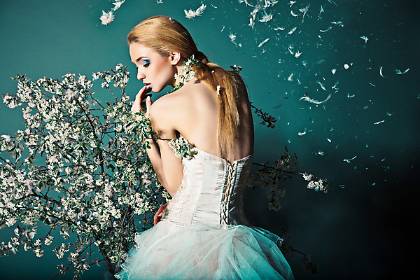 포토 JPG 해외이미지 백인 모델 드레스 여자 꽃 웨딩드레스 포즈 결혼 한명 상반신 성인 뒷모습 화려 우아함 깃털 성인여자한명만 해외포토 서양인 식물 1 옷 뷰포인트 컨셉 사람 이벤트 여자한명만 성인여자만 파일형식 이미지허브