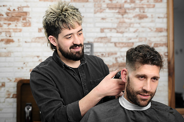 포토 JPG 해외이미지 백인 직업 라이프스타일 헤어스타일 남자 행복 비즈니스 수염 기술 실내 미소 사람 앉기 성인 두명 뷰티 유행 상점 거울 업무 작업 미용실 미용사 이발 자르기 고객 서비스 만족 이발소 돌봄 스타일리스트 이발사 스타일 힙스터 해외포토 서양인 패션 감정 모션 표정 내부 생활 뷰티샵 파일형식 이미지허브