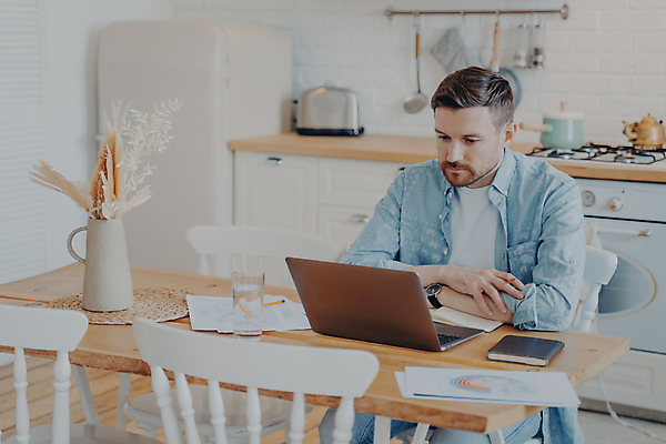 포토 JPG 해외이미지 백인 1 남자 유럽 인터넷 비즈니스 통신 통계 탁자 그래프 휴식 아파트 주택 실내 관리 한명 사람 앉기 성인 내부 책 노트북 빛 컴퓨터 디지털 주방 쪽지 공책 업무 작업 비즈니스맨 오픈 무선전화기 집중 옷입기 온라인 심각 프리랜서 해외포토 서양인 직업 나라 가구 컨셉 모션 문구용품 건물 전자제품 직장인 전화기 파일형식 이미지허브