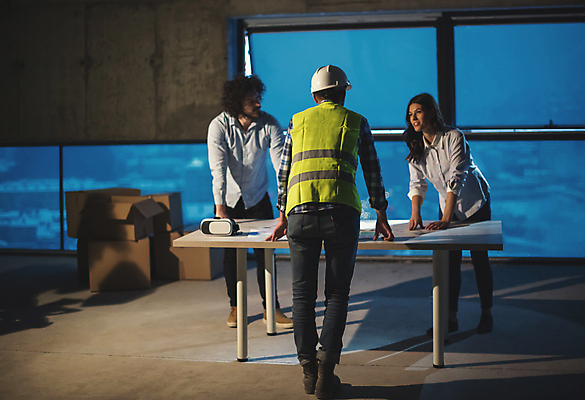 포토 JPG 해외이미지 전신 커플 여자 남자 건축 건설업 성인 앞모습 뒷모습 세명 비즈니스맨 엔지니어 안전모 건축가 성인만 해외포토 직업 산업 뷰포인트 비즈니스 관계 사람 직장인 기술자 헬멧 안전장비 파일형식 이미지허브