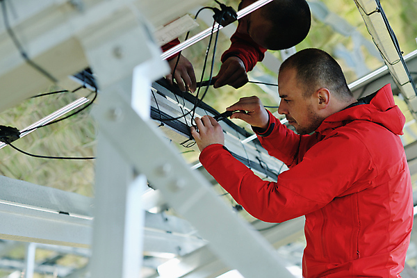 포토 JPG 해외이미지 주간 남자 한명 상반신 성인 야외 옆모습 반사 잡기 태양에너지 집열판 성인남자한명만 해외포토 자연요소 1 뷰포인트 모션 사람 그린에너지 남자한명만 성인남자만 파일형식 이미지허브