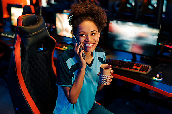 포토 JPG 해외이미지 여자 의자 한명 들기 상반신 성인 취미 옆모습 스마트폰 모니터 경쟁 게임 키보드 마우스 종이컵 사이버 통화 게이머 성인여자한명만 해외포토 1 뷰포인트 가구 컨셉 모션 놀이 사람 컵 핸드폰 스마트기기 컴퓨터 컴퓨터용품 일회용 여자한명만 성인여자만 파일형식 이미지허브