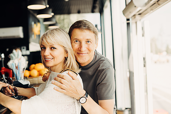 포토 JPG 해외이미지 백인 라이프스타일 커플 여자 노년 남자 행복 커피 음료 2 관계 포옹 남편 휴가 휴식 거리 함께함 사랑 미소 웃음 사람 성인 야외 두명 상점 식당 카페 낭만 아내 날짜 메뉴 점심식사 따뜻한음료 옛날 해외포토 서양인 감정 컨셉 안기 표정 생활 식사 파일형식 이미지허브