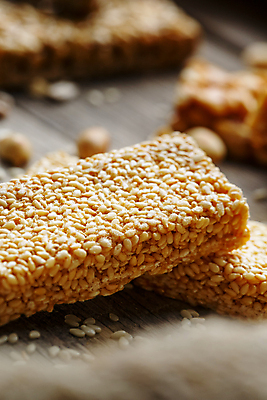 포토 JPG 해외이미지 실내 사람없음 아웃포커스 소프트포커스 에너지바 참깨 나무배경 해외포토 음식 백그라운드 촬영기법 내부 깨 파일형식 이미지허브