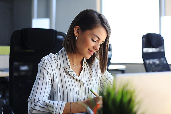 포토 JPG 해외이미지 백인 라이프스타일 여자 비즈니스 청소년 설계 실내 한명 서기 미소 사람 사무실 작업 작업장 우아함 전문직 바쁨 필기체 여자한명만 해외포토 서양인 직업 문자 1 산업 컨셉 모션 표정 내부 생활 여자만 파일형식 이미지허브