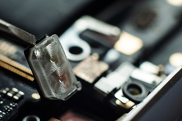 포토 JPG 해외이미지 전구 유리 실내 사람없음 전자제품 빛 스마트폰 핸드폰 어둠 블록 공구 수리 작음 발사 고장 서비스 교체 다이오드 해외포토 재질 내부 스마트기기 도구 크기 파일형식 이미지허브