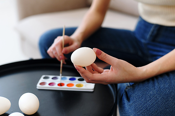 포토 JPG 해외이미지 전통 손 계절 행복 가족 탁자 엄마 휴가 부활절 주택 한명 미소 사람 장식 빨간색 컬러풀 계란 축제 페인트 봄 축하 잡기 붓 심볼 미녀 준비 그림 DIY 해외포토 1 기념일 감정 컬러 가구 컨셉 관계 모션 표정 취미 건물 신체부위 알 미인 파일형식 이미지허브