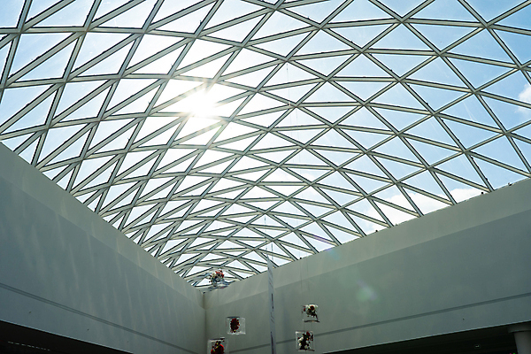 포토 JPG 해외이미지 모양 디자인 산업 백그라운드 패턴 비즈니스 건축양식 창문 유리 하늘 지붕 추상 미래 새로움 프레임 실내 사람없음 내부 건물 파란색 빛 쇼핑 사무실 햇빛 반사 금속 흰색 도시 투명 센터 공항 쇼핑몰 묘사 천장 질감 기하학 철강 해외포토 건축물 건축 컬러 컨셉 무늬 교통시설 재질 태양 파일형식 이미지허브