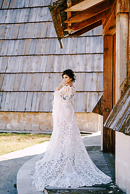 포토 JPG 해외이미지 전신 서양인 여자 신부 웨딩드레스 포즈 결혼식 한명 성인 야외 뒷모습 뒤돌아보기 성인여자한명만 웨딩촬영 해외포토 외국인 1 드레스 뷰포인트 결혼 모션 사람 기념사진 여자한명만 성인여자만 파일형식 이미지허브