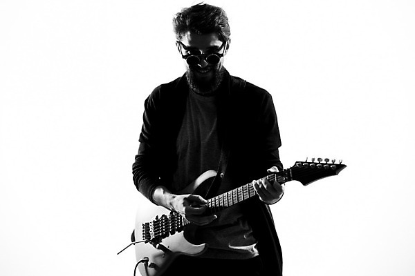 포토 JPG 해외이미지 남자 연주 흑백 한명 상반신 성인 앞모습 선글라스 기타 매기 기타리스트 노려봄 로큰롤 락스타 성인남자한명만 해외포토 1 안경 음악 뷰포인트 모션 현악기 촬영기법 표정 사람 연주자 남자한명만 성인남자만 파일형식 이미지허브