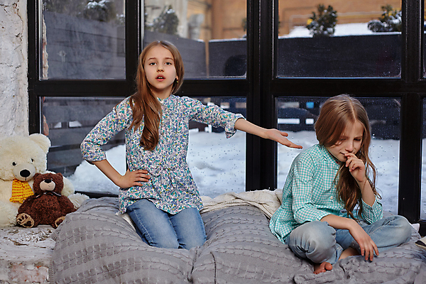 포토 JPG 해외이미지 전신 백인 여자 어린이 실내 앉기 두명 앞모습 침대 가리킴 무릎꿇기 창가 자매 싸움 여동생 불만 언니 불화 소녀만 해외포토 서양인 감정 뷰포인트 가구 창문 가족 모션 사람 손짓 내부 동생 여자만 어린이만 파일형식 이미지허브