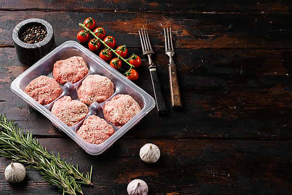 포토 JPG 해외이미지 그릇 포크 식재료 방울토마토 마늘 생고기 사람없음 조미료 플라스틱 미트볼 날것 로즈메리 다진고기 포장용기 나무배경 해외포토 식기 음식 백그라운드 토마토 채소 재질 육류 허브 포장재료 향미료 파일형식 이미지허브