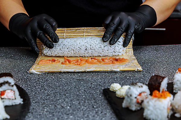 포토 JPG 해외이미지 전통 접시 아시아 문화 음식 다이어트 젓가락 밥 건강 관리 어류 요리 동양인 사람없음 초록색 일본 요리사 검은색 식사 저녁식사 초밥 회 흰색 신선 해조류 맛 두루마리 고추냉이 참치 먹기 장어 해산물 날것 연어 생강 아보카도 점심식사 고립 대두 캐비아 맛있는 해외포토 직업 식기 나라 컬러 컨셉 채소 과일 식재료 모션 수저 인종 수중동물 양념 해양식물 일본음식 파일형식 이미지허브