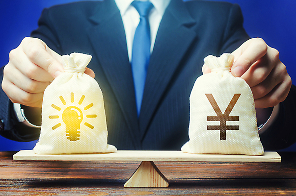 포토 JPG 해외이미지 남자 컨셉 돈 기술 한명 상반신 성인 앞모습 빛 정보 잡기 돈자루 엔 경영 수평저울 전구모양 지원 성인남자한명만 저작권 해외포토 모양 1 뷰포인트 비즈니스 전구 모션 저울 사람 재산 남자한명만 성인남자만 파일형식 지식재산권 이미지허브