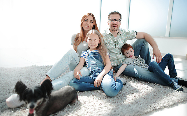 포토 JPG 해외이미지 전신 여자 남자 딸 행복 반려견 아들 어린이 거실 가족 엄마 휴식 바닥 함께함 실내 사랑 앉기 소년 여러명 성인 앞모습 옆모습 반려동물 기댐 카펫 아내 아빠 개 해외포토 동물 감정 뷰포인트 다수 컨셉 포유류 관계 모션 사람 내부 파일형식 이미지허브