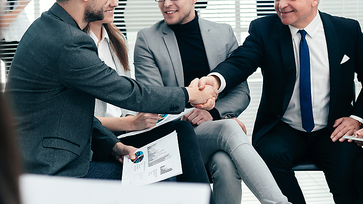 포토 JPG 해외이미지 직업 라이프스타일 남자 행복 종이 회사 비즈니스 가이드 사업가 통신 관계 협력 악수 미소 사람 앉기 여러명 성인 금융 인사 비즈니스맨 자신감 그룹 계획 토론 종업원 동료 직원 상담 경영자 문서 바쁨 청사진 변호사 소통 동의 분석가 세미나 콜라보레이션 해외포토 감정 다수 컨셉 모션 표정 손짓 생활 경제 예절 직장인 리더 파일형식 이미지허브