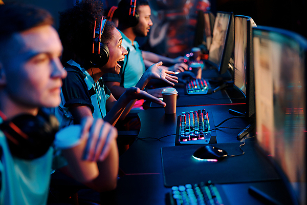 포토 JPG 해외이미지 여자 남자 들기 손짓 상반신 성인 취미 옆모습 세명 모니터 헤드셋 경쟁 게임 키보드 마우스 사이버 게이머 테이크아웃컵 항의 성인만 해외포토 뷰포인트 음향기기 컨셉 모션 놀이 사람 컵 컴퓨터 컴퓨터용품 헤드폰 파일형식 이미지허브