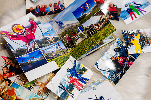 포토 JPG 해외이미지 실내 사람없음 앨범 오브젝트 가족사진 여러장 조명장식 해외포토 다수 가족 조명 내부 장식 파일형식 단체사진 이미지허브