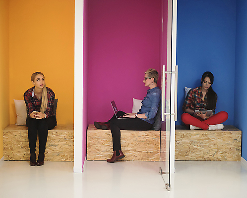 포토 JPG 해외이미지 전신 여자 벽 들기 앉기 성인 세명 노트북 스마트폰 태블릿 사무실 타이핑 업무 비즈니스우먼 성인여자만 해외포토 비즈니스 모션 사람 전자제품 핸드폰 스마트기기 작업 직장인 여자만 성인만 파일형식 이미지허브