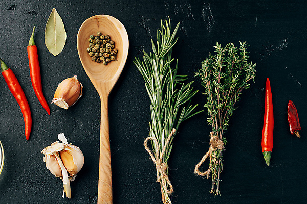 포토 JPG 해외이미지 식재료 검은배경 실내 마늘 사람없음 향신료 홍고추 로즈메리 말린고추 백리향 통후추 해외포토 백그라운드 채소 고추 내부 검은색 허브 후추 향미료 파일형식 이미지허브
