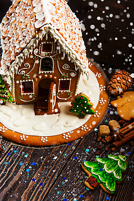 포토 JPG 해외이미지 크리스마스 실내 사람없음 쿠키 과자집 크리스마스트리모양쿠키 진저쿠키 나무배경 해외포토 기념일 백그라운드 디저트 내부 파일형식 이미지허브